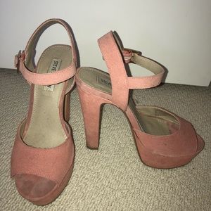 Cute peachy/pink heel sandal!